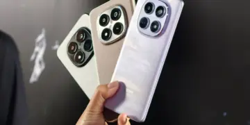 Seseorang menggenggam tiga unit HP Redmi RAM 8 GB dengan bodi elegan dan kamera besar.