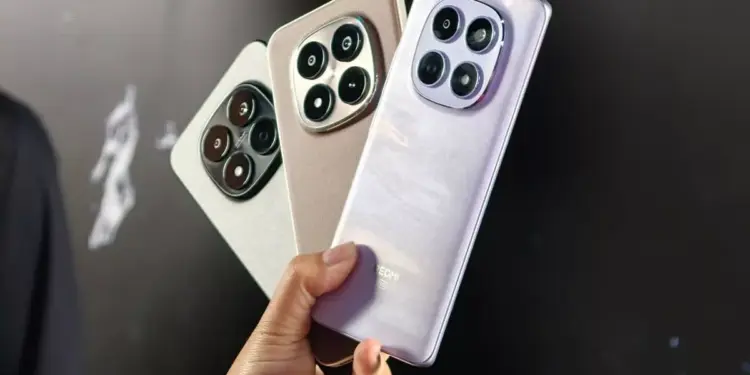 Seseorang menggenggam tiga unit HP Redmi RAM 8 GB dengan bodi elegan dan kamera besar.