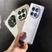 Seseorang menggenggam tiga unit HP Redmi RAM 8 GB dengan bodi elegan dan kamera besar.