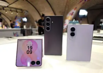 Jajaran HP lipat Samsung generasi terbaru, memperlihatkan berbagai pilihan model dan desain inovatif.