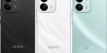 Tampak belakang smartphone iQOO Z11S dalam warna hitam, putih, dan hijau mint dengan kamera 50MP Aspherical.