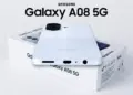 Bodi bawah Samsung Galaxy A08 4G di atas kotak dus penjualan yang menampilkan port USB-C dan audio jack 3.5mm.