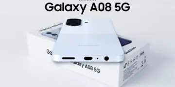 Bodi bawah Samsung Galaxy A08 4G di atas kotak dus penjualan yang menampilkan port USB-C dan audio jack 3.5mm.