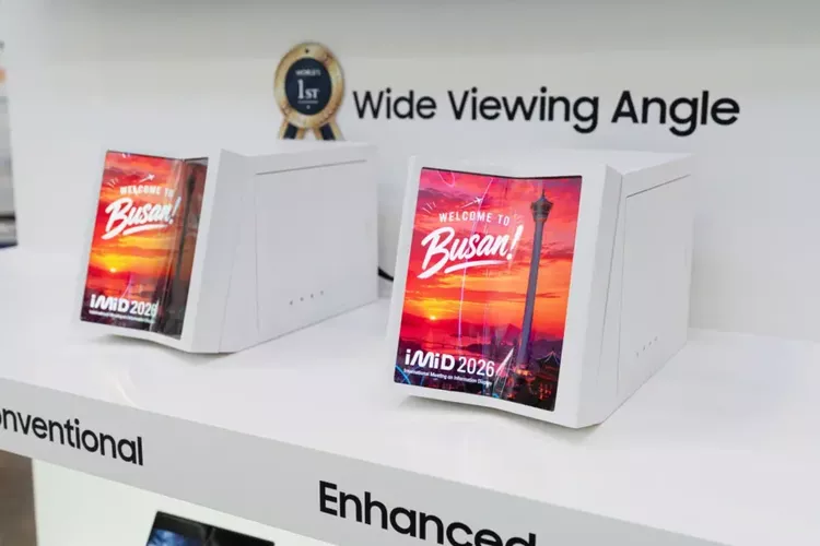 Demonstrasi sudut pandang luas Wide Viewing Angle teknologi layar panel Samsung di pameran iMiD 2026.