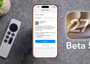 Layar iPhone menampilkan menu Software Update iOS 27 Beta 5 di samping Apple TV Remote