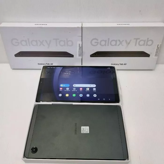 Tablet mini Samsung Galaxy Tab A9 beserta kotak kemasannya.
