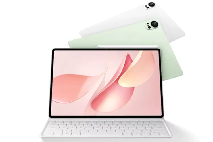 Tablet Huawei Terbaik untuk desainer lengkap dengan keyboard fisik putih, M-Pencil, dan opsi bodi warna hijau serta putih.