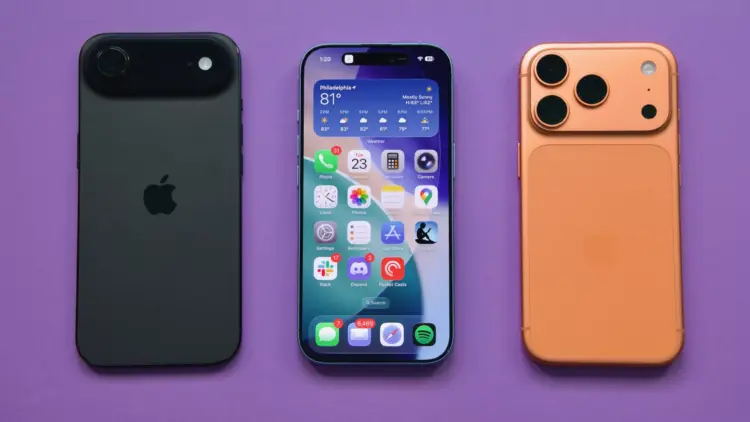 Tiga unit perangkat iPhone dengan varian warna hitam, layar depan aktif, dan warna orange tembaga di atas latar belakang ungu.