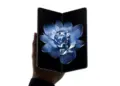 Smartphone layar lipat Xiaomi 18 Fold tampak depan dengan layar AMOLED fleksibel yang menampilkan wallpaper bunga biru.