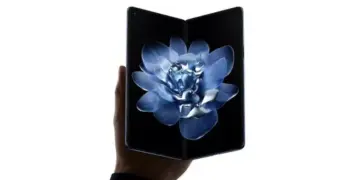 Smartphone layar lipat Xiaomi 18 Fold tampak depan dengan layar AMOLED fleksibel yang menampilkan wallpaper bunga biru.
