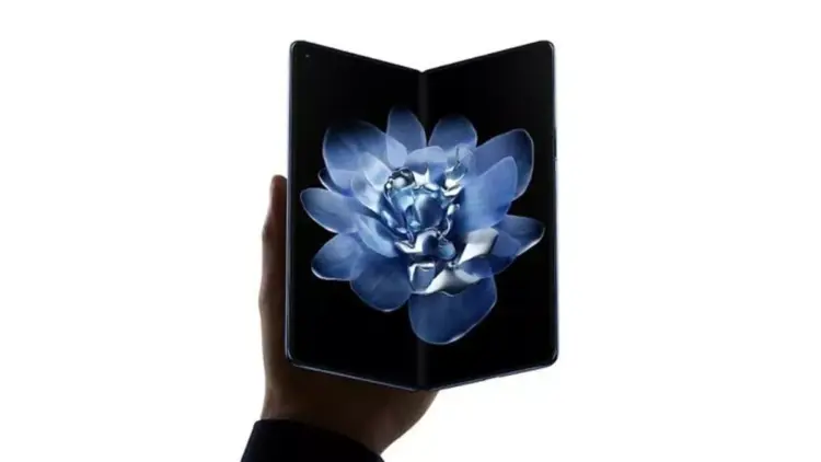 Smartphone layar lipat Xiaomi 18 Fold tampak depan dengan layar AMOLED fleksibel yang menampilkan wallpaper bunga biru.