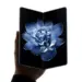 Smartphone layar lipat Xiaomi 18 Fold tampak depan dengan layar AMOLED fleksibel yang menampilkan wallpaper bunga biru.