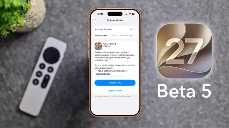 Layar iPhone menampilkan menu Software Update iOS 27 Beta 5 di samping Apple TV Remote