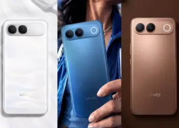 Tiga pilihan warna Vivo S2 yaitu putih, biru, dan bronze dalam berbagai posisi.