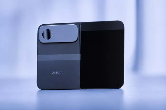 Bodi belakang Xiaomi 18 Fold posisi terlipat memperlihatkan modul kamera unik dan layar sekunder.