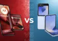 Ilustrasi perbandingan visual Motorola Razr 60 Ultra bernuansa merah dan Samsung Galaxy Z Flip 8 bernuansa biru.
