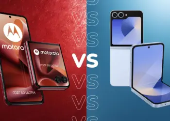 Ilustrasi perbandingan visual Motorola Razr 60 Ultra bernuansa merah dan Samsung Galaxy Z Flip 8 bernuansa biru.