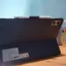 Tablet Xiaomi Terbaik merk Redmi warna hitam terpasang pada casing pendukung stylus di meja kerja