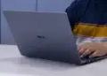Hands On ASUS Expertbook P5 G2 saat digunakan mengetik di meja pengujian Pemmzchannel