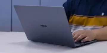 Hands On ASUS Expertbook P5 G2 saat digunakan mengetik di meja pengujian Pemmzchannel
