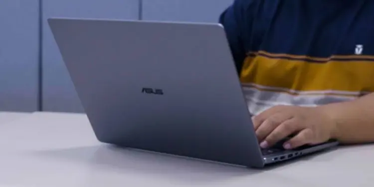 Hands On ASUS Expertbook P5 G2 saat digunakan mengetik di meja pengujian Pemmzchannel