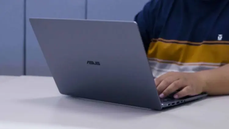 Hands On ASUS Expertbook P5 G2 saat digunakan mengetik di meja pengujian Pemmzchannel