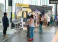 Pengunjung meramaikan booth campaign Pick Your Vibe ASUS Vivobook 14 Terbaru di JPM Dukuh Atas Jakarta.