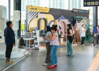 Pengunjung meramaikan booth campaign Pick Your Vibe ASUS Vivobook 14 Terbaru di JPM Dukuh Atas Jakarta.