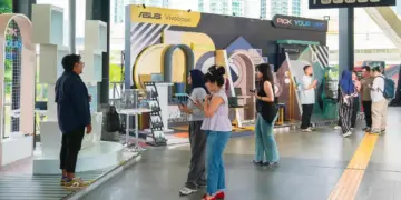 Pengunjung meramaikan booth campaign Pick Your Vibe ASUS Vivobook 14 Terbaru di JPM Dukuh Atas Jakarta.