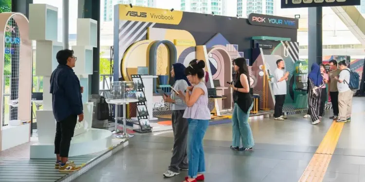 Pengunjung meramaikan booth campaign Pick Your Vibe ASUS Vivobook 14 Terbaru di JPM Dukuh Atas Jakarta.