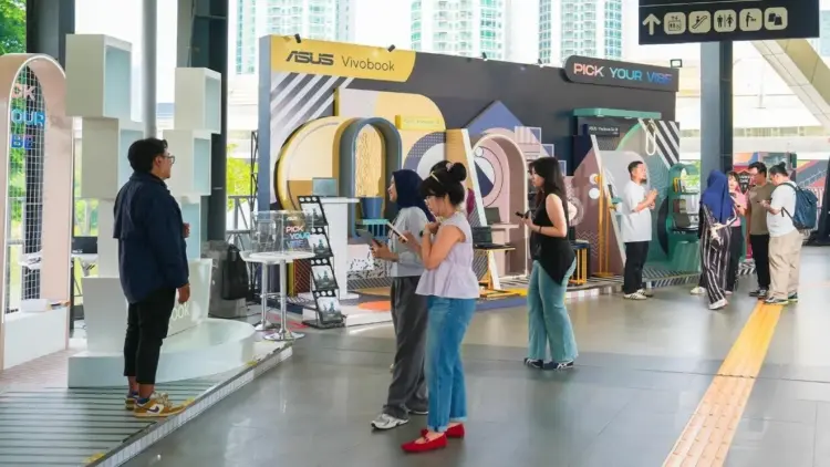 Pengunjung meramaikan booth campaign Pick Your Vibe ASUS Vivobook 14 Terbaru di JPM Dukuh Atas Jakarta.