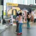 Pengunjung meramaikan booth campaign Pick Your Vibe ASUS Vivobook 14 Terbaru di JPM Dukuh Atas Jakarta.