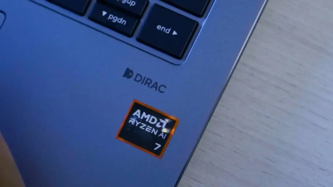 Stiker prosesor AMD Ryzen AI 7 dan logo Dirac pada bodi ASUS Expertbook P5 G2