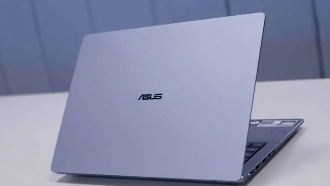 Tampilan bodi belakang laptop ASUS Expertbook P5 G2 berwarna abu-abu dengan logo ASUS di atas meja