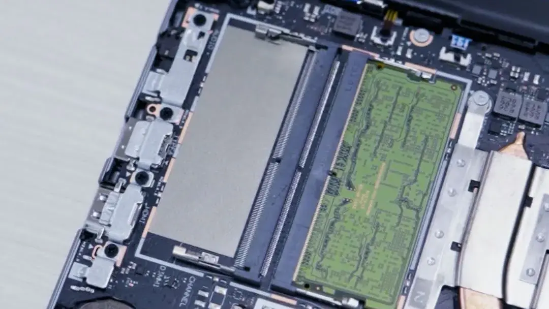 Dua slot RAM DDR5 SO-DIMM dan layout motherboard bagian dalam laptop ASUS Expertbook P5 G2