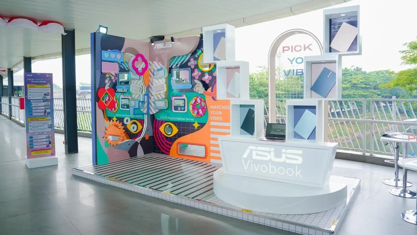 Booth pameran ASUS Vivobook Terbaru bertema Pick Your Vibe dengan dekorasi warna-warni di JPM Dukuh Atas.