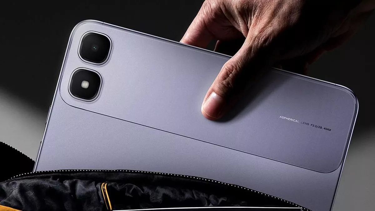 Tampilan jarak dekat bodi belakang dan modul kamera tablet Infinix XPAD 30 Pro saat dimasukkan ke dalam tas.