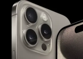 Modul kamera tiga lensa iPhone Pro dengan bodi titanium untuk update harga iPhone September 2026.