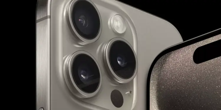 Modul kamera tiga lensa iPhone Pro dengan bodi titanium untuk update harga iPhone September 2026.