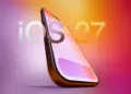 Ilustrasi smartphone dengan logo teks 'iOS 27' di latar belakang gradasi warna ungu dan oranye.