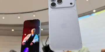 Tampilan fisik layar depan dan bodi belakang iPhone 18 Pro Max