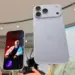 Tampilan fisik layar depan dan bodi belakang iPhone 18 Pro Max