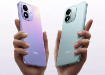 Dua tangan memegang smartphone Redmi Note 17 Pro warna ungu bermotif dan biru muda mengkilap dari tampak belakang.