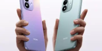 Dua tangan memegang smartphone Redmi Note 17 Pro warna ungu bermotif dan biru muda mengkilap dari tampak belakang.