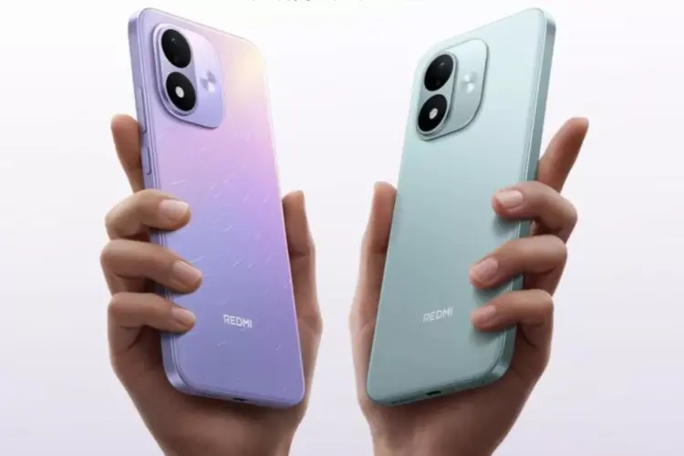 Dua tangan memegang smartphone Redmi Note 17 Pro warna ungu bermotif dan biru muda mengkilap dari tampak belakang.