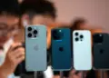 Jajaran varian iPhone 15 Pro dan Pro Max yang dipajang di etalase toko untuk mengecek harga iPhone 15 terbaru September 2026.