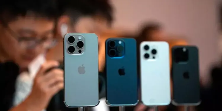 Jajaran varian iPhone 15 Pro dan Pro Max yang dipajang di etalase toko untuk mengecek harga iPhone 15 terbaru September 2026.