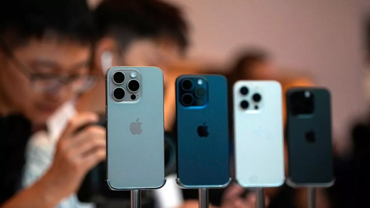 Jajaran varian iPhone 15 Pro dan Pro Max yang dipajang di etalase toko untuk mengecek harga iPhone 15 terbaru September 2026.