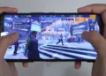 Seseorang sedang bermain game FPS di HP 1 jutaan dengan layar mulus 120Hz.