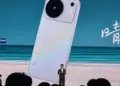 Panggung peluncuran global Vivo X500 Series dengan layar besar menampilkan varian Pro Max warna putih.